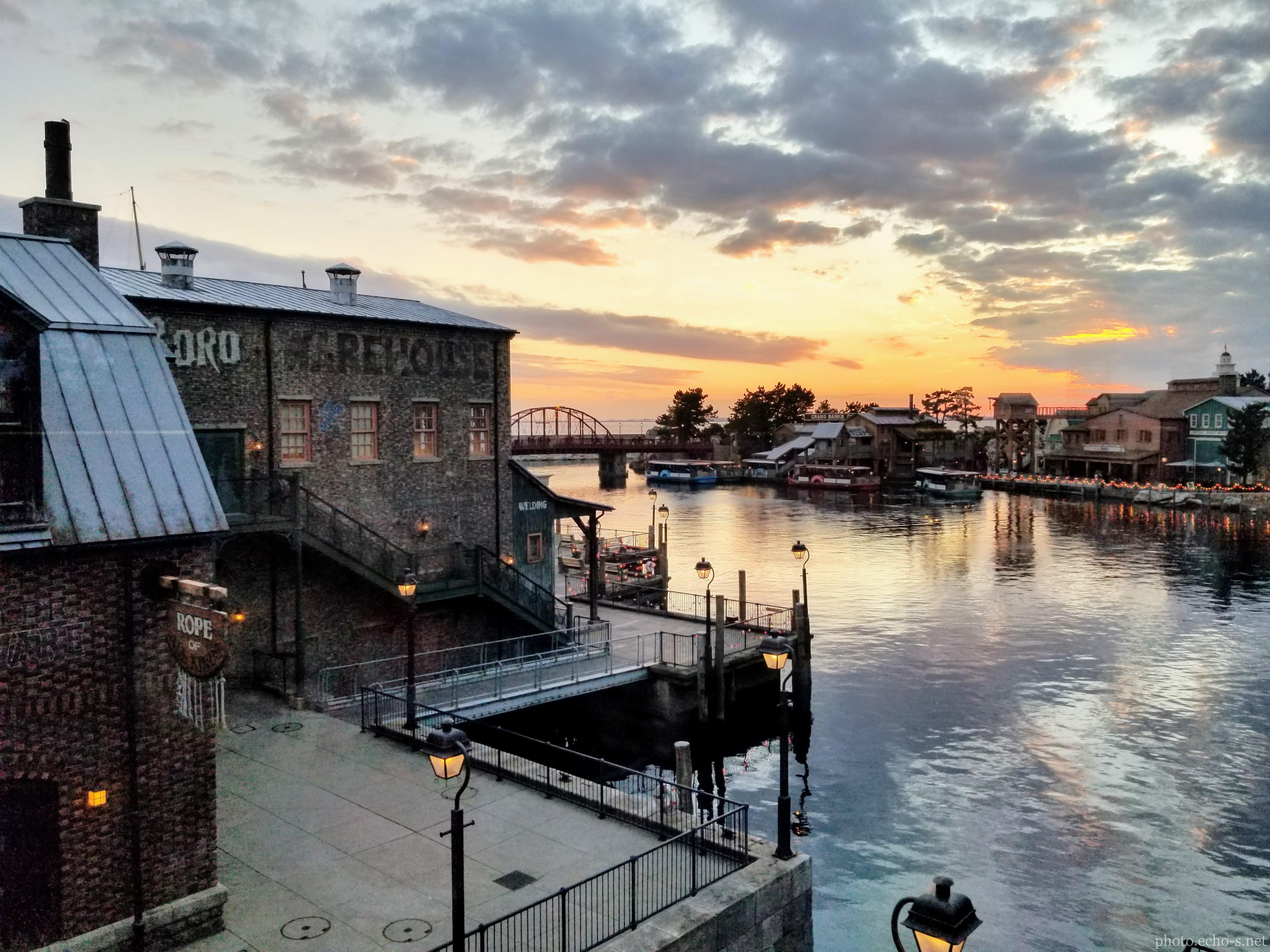 東京ディズニーシー アメリカンウォーターフロント エレクトリック・レールウェイ 夕方 東京ディズニーシー アメリカンウォーターフロント エレクトリック・レールウェイ 夕方